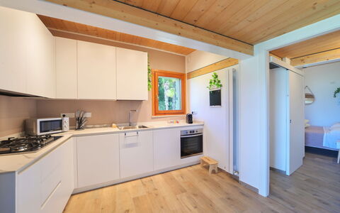 La Spiaggia: Cabinetry, Eigentum, Countertop, Gebäude, Küchengerät, Holz, Herd, Interior Design, Zimmerpflanze, Sinken