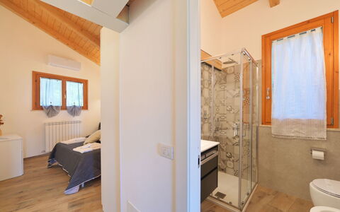 La Spiaggia: Gebäude, Azurblau, Fenster, Holz, Komfort, Interior Design, Badezimmer, Zimmerpflanze, Flooring, Armatur