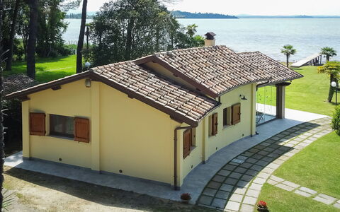 La Spiaggia: Gebäude, Himmel, Pflanze, Eigentum, Fenster, Wasser, Baum, Haus, Holz, Grundstueck
