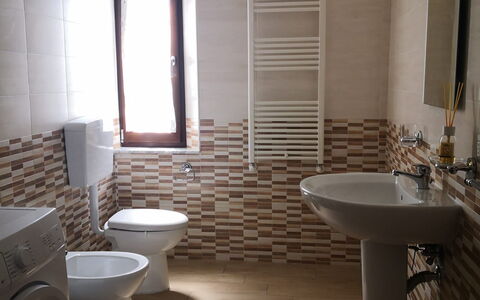 Franco House With Pool: Braun, Armatur, Sinken, Badezimmer, Zapfhahn, Flooring, Fussboden, Holz, Installation, Toilleten Sitz