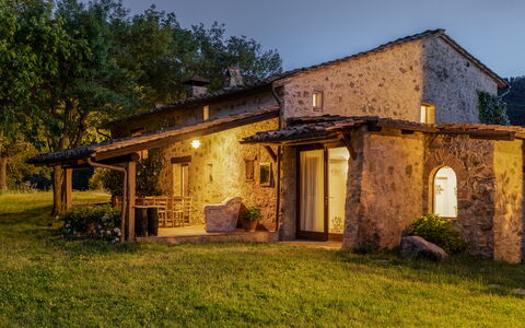 Villa Amiata: Pflanze, Eigentum, Gebäude, Himmel, Fenster, Baum, Grundstueck, Natürliche Landschaft, Tür, Hütte