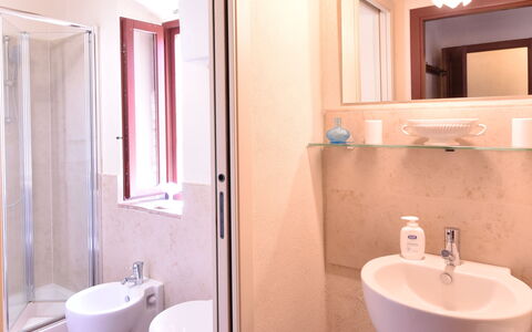 Podere Le Muricce: Spiegel, Braun, Sinken, Zapfhahn, Bad Sink, Armatur, Eigentum, Lila, Badezimmer, Holz