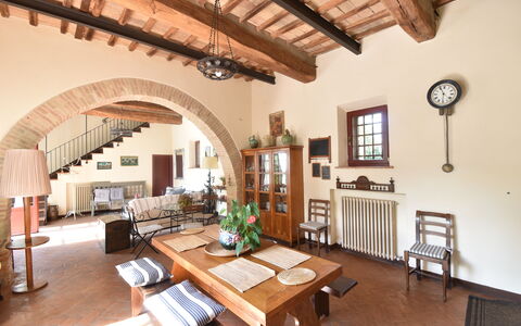 Podere Le Muricce: Möbel, Eigentum, Tabelle, Bilderrahmen, Holz, Interior Design, Zimmerpflanze, Gebäude, Stuhl, Wohnzimmer