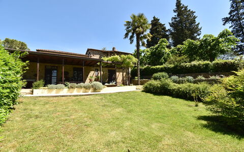 Podere Le Muricce: Pflanze, Gebäude, Himmel, Eigentum, Baum, Natürliche Landschaft, Haus, Landschaft, Hütte, Grundeigentum