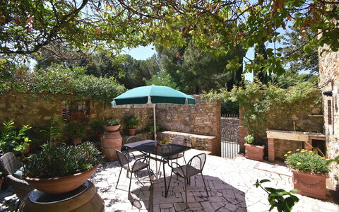 Podere Le Muricce: Pflanze, Tabelle, Blumentopf, Gebäude, Stuhl, Gartenmöbel, Baum, Schatten, Tisch Im Freien, Freizeit