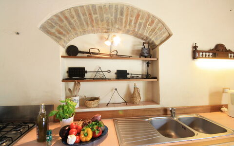 Podere Le Muricce: Spüle, Eigentum, Sinken, Countertop, Zapfhahn, Cabinetry, Küche, Herd, Holz, Interior Design