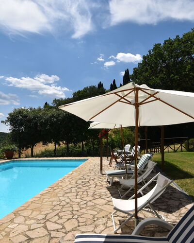Podere Le Muricce: Wolke, Wasser, Himmel, Pflanze, Schwimmbad, Regenschirm, Baum, Schatten, Gartenmöbel, Stuhl