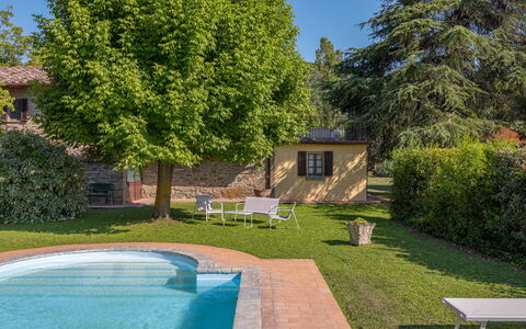 Villa Marconi: Pflanze, Wasser, Eigentum, Möbel, Gebäude, Himmel, Baum, Gartenmöbel, Grundstueck, Gras