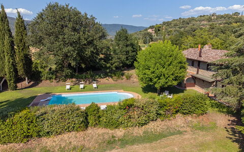 Villa Marconi: Pflanze, Himmel, Wolke, Wasser, Baum, Natürliche Landschaft, Schwimmbad, Grundstueck, Vegetation, Berg