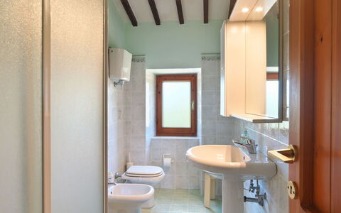 Pietreto: Spiegel, Zapfhahn, Sinken, Eigentum, Armatur, Bad Sink, Gebäude, Badezimmer, Interior Design