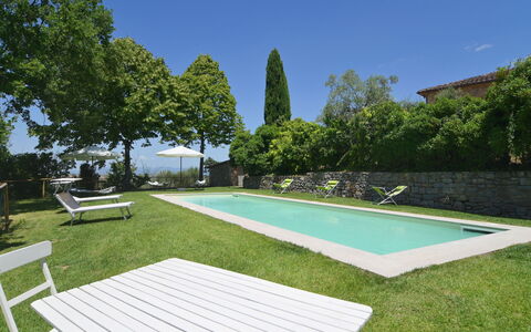 Pietreto: Himmel, Pflanze, Eigentum, Wasser, Schatten, Gebäude, Schwimmbad, Baum, Gartenmöbel, Gras