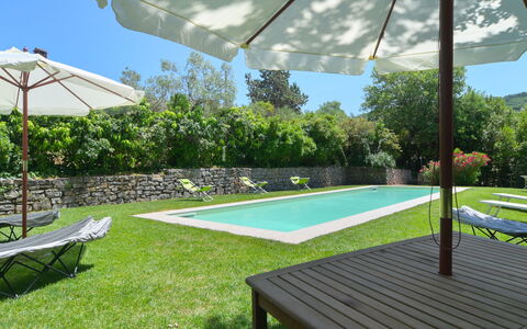 Pietreto: Pflanze, Gebäude, Eigentum, Schwimmbad, Azurblau, Gartenmöbel, Schatten, Interior Design, Gras, Himmel