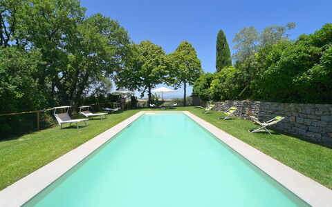 Pietreto: Wasser, Pflanze, Himmel, Daytime, Natur, Azurblau, Baum, Schwimmbad, Gebäude, Gras
