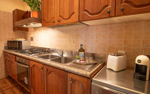 La Mora: Braun, Cabinetry, Countertop, Eigentum, Sinken, Spüle, Herd, Küche, Küchengerät, Holz