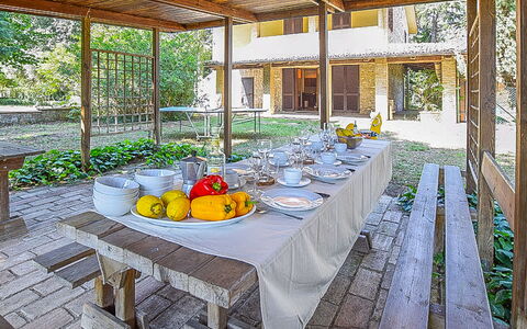 La Mora: Tabelle, Pflanze, Möbel, Geschirr, Dekoration, Gebäude, Stuhl, Tischdecke, Interior Design, Gartenmöbel