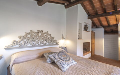Country House Casalguidi 191 Private Pool: Wand, Schlafzimmer, Bett, Interior Design, Möbel, Bettdecke, Bedding, Linens, Flooring, Fussboden