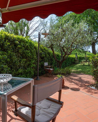 Casa Bellosguardo a Vinci: Pflanze, Möbel, Eigentum, Tabelle, Schatten, Stuhl, Gartenmöbel, Baum, Freizeit, Tisch Im Freien