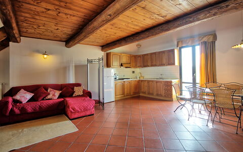 Casalta: Eigentum, Möbel, Holz, Stuhl, Interior Design, Wohnzimmer, Fussboden, Flooring, Halle, Fenster