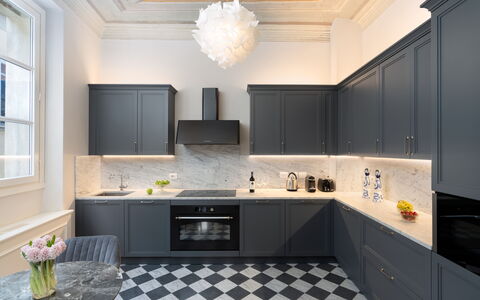 Bargello Penthouse: Countertop, Cabinetry, Eigentum, Fenster, Sinken, Küche, Beleuchtung, Holz, Interior Design, Zapfhahn