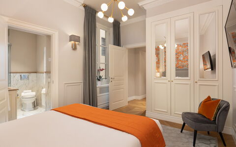 Bargello Penthouse: Möbel, Eigentum, Cabinetry, Komfort, Bilderrahmen, Tür, Holz, Textil, Orange, Bettrahmen