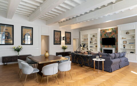 Bargello Penthouse: Bilderrahmen, Tabelle, Möbel, Pflanze, Interior Design, Beleuchtung, Zimmerpflanze, Flooring, Wohnzimmer, Couch