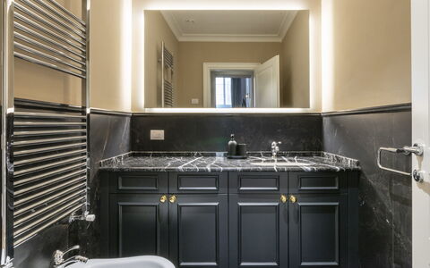 Pazzi Penthouse: Cabinetry, Sinken, Spüle, Eigentum, Zapfhahn, Countertop, Küche, Armatur, Herd, Gebäude