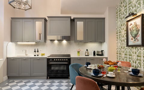 Pazzi Penthouse: Möbel, Cabinetry, Eigentum, Countertop, Tabelle, Sinken, Interior Design, Holz, Stuhl, Flooring