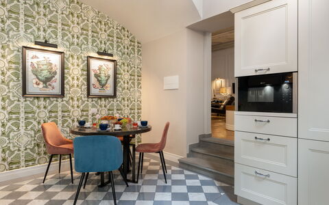 Pazzi Penthouse: Möbel, Eigentum, Bilderrahmen, Cabinetry, Stuhl, Tabelle, Holz, Interior Design, Flooring, Fussboden