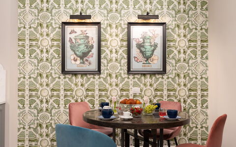Pazzi Penthouse: Tabelle, Möbel, Eigentum, Stuhl, Holz, Textil, Interior Design, Bilderrahmen, Wand, Kunst