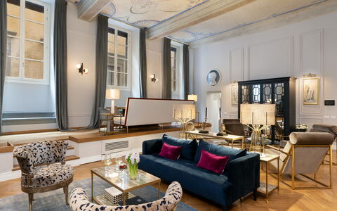 Pazzi Penthouse: Couch, Tabelle, Möbel, Eigentum, Bilderrahmen, Interior Design, Fenster, Beleuchtung, Studio Couch, Wohnzimmer