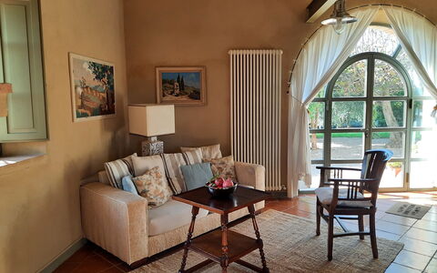 Villa San Giovanni: Möbel, Eigentum, Tabelle, Bilderrahmen, Couch, Holz, Komfort, Interior Design, Beleuchtung, Wohnzimmer