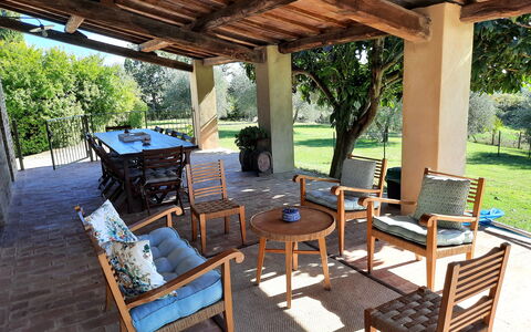 Villa San Giovanni: Möbel, Eigentum, Pflanze, Tabelle, Holz, Gebäude, Veranda, Baum, Gartenmöbel, Schatten