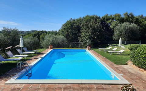 Villa San Giovanni: Wasser, Pflanze, Himmel, Schwimmbad, Azurblau, Rechteck, Schatten, Baum, Gras, Freizeit