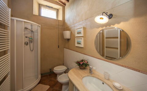 Villa San Giovanni: Braun, Spiegel, Sinken, Eigentum, Zapfhahn, Bad Sink, Armatur, Interior Design, Badezimmer, Die Architektur