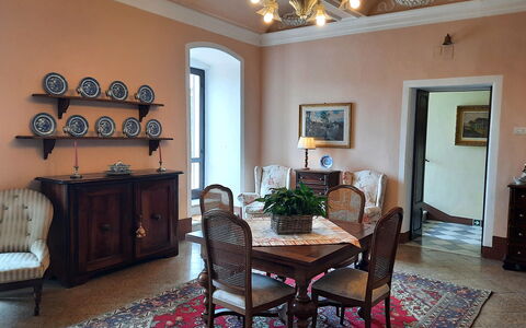 Villa Delle Palme: Möbel, Tabelle, Bilderrahmen, Holz, Beleuchtung, Interior Design, Stuhl, Fussboden, Wohnzimmer, Cabinetry