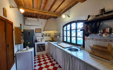 Villa Delle Palme: Bilderrahmen, Möbel, Cabinetry, Eigentum, Countertop, Küche, Interior Design, Holz, Regal, Wohnzimmer