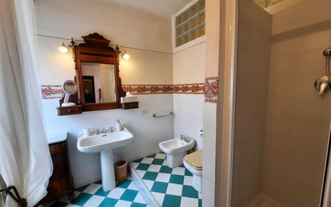 Villa Delle Palme: Spiegel, Gebäude, Sinken, Armatur, Zapfhahn, Badezimmer, Interior Design, Bad Sink, Holz, Fussboden