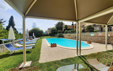 Villa Delle Palme: Wasser, Eigentum, Pflanze, Himmel, Schwimmbad, Schatten, Gebäude, Gartenmöbel, Die Architektur, Baum