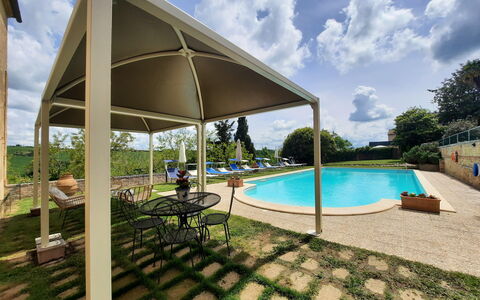 Villa Delle Palme: Himmel, Wolke, Wasser, Pflanze, Schwimmbad, Schatten, Gartenmöbel, Regenschirm, Baum, Gebäude
