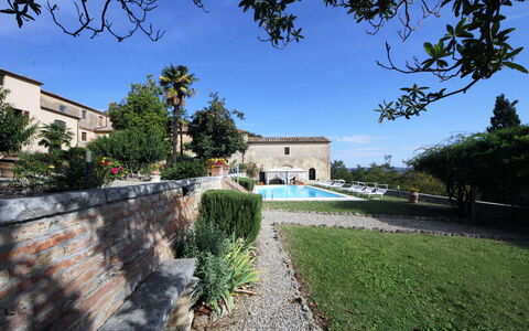 Villa Delle Palme: Pflanze, Himmel, Gebäude, Baum, Strassenbelag, Grundstueck, Urban Design, Gras, Wohngebiet, Landschaft