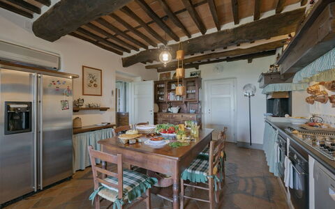 Villa Marlia: Tabelle, Möbel, Eigentum, Cabinetry, Holz, Stuhl, Küche, Gebäude, Interior Design, Küchengerät