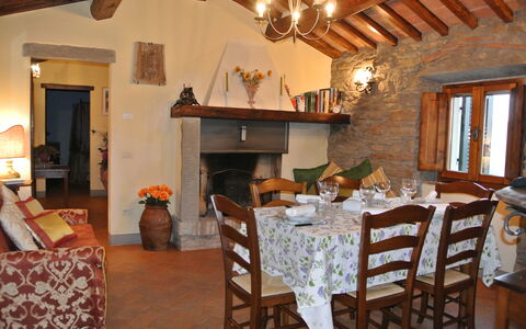 Casale Della Torre: Möbel, Tabelle, Stuhl, Fenster, Holz, Beleuchtung, Die Architektur, Fussboden, Wand, Gebäude