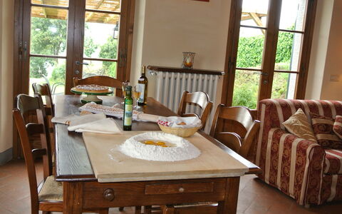Casale Della Torre: Tabelle, Möbel, Gebäude, Eigentum, Fenster, Pflanze, Geschirr, Holz, Stuhl, Interior Design