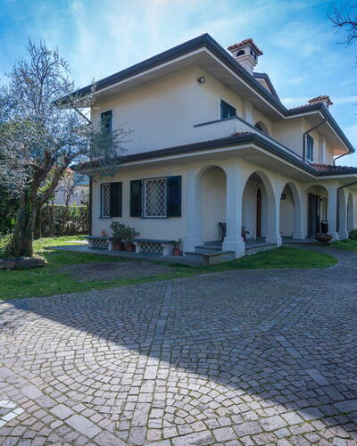 Villa Le Fontanelle In Forte Dei Marmi With Ac: Himmel, Pflanze, Wolke, Gebäude, Eigentum, Fenster, Baum, Haus, Strassenbelag, Gras