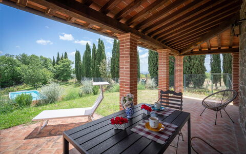Vineyard’s Cottage With Pool, Ac, Wifi - Siena: Pflanze, Eigentum, Tabelle, Himmel, Holz, Blumentopf, Gebäude, Schatten, Interior Design, Veranda