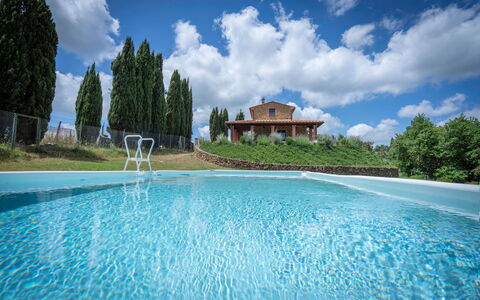 Vineyard’s Cottage With Pool, Ac, Wifi - Siena: Wolke, Wasser, Himmel, Pflanze, Eigentum, Baum, Azurblau, Gebäude, Schwimmbad, Natürliche Landschaft