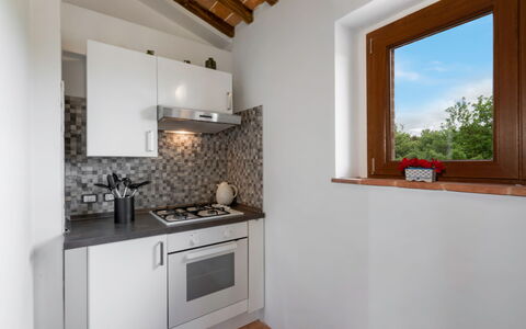 Vineyard’s Cottage With Pool, Ac, Wifi - Siena: Cabinetry, Eigentum, Countertop, Holz, Fenster, Interior Design, Beleuchtung, Flooring, Fussboden, Küchengerät