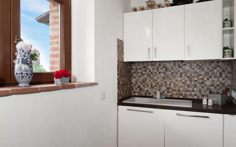 Vineyard’s Cottage With Pool, Ac, Wifi - Siena: Eigentum, Cabinetry, Weiss, Holz, Pflanze, Interior Design, Countertop, Blumentopf, Regale