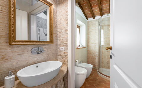 Vineyard’s Cottage With Pool, Ac, Wifi - Siena: Spiegel, Armatur, Zapfhahn, Eigentum, Sinken, Gebäude, Bad Sink, Badezimmer, Holz