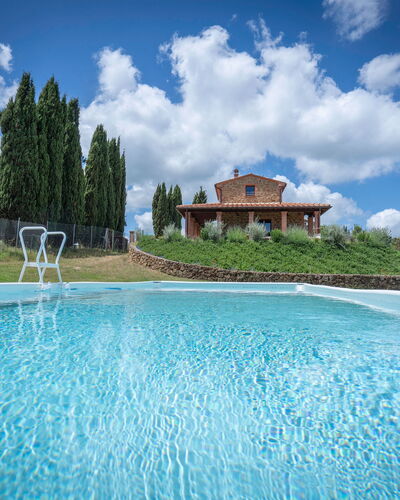 Vineyard’s Cottage With Pool, Ac, Wifi - Siena: Wolke, Wasser, Himmel, Pflanze, Eigentum, Baum, Azurblau, Gebäude, Schwimmbad, Natürliche Landschaft